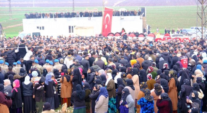 Mardin'de on binler şehidi uğurladı